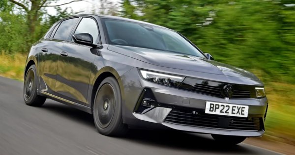 Друг утвърден автомобил, който наскоро навлезе в ново поколение. Въпреки че нарастването на популярността на SUV свали хечбека на Opel надолу в класациите за продажби, последният модел е един от най-добрите досега.

Предлага се с изцяло електрическо, бензиново или хибридно задвижване, осмото поколение Astra има може би най-смелият дизайн от всички  досега. Неговият ъглов вид и предната част „Vizor“ наистина му помагат да се открои от тълпата. По-набитите може да забележат и малка прилика с Peugeot 308. Това не е случайно, тъй като двата модела споделят една и съща платформа EMP2 от групата Stellantis.

Opel обаче има по-ниската начална цена от двете и предлага много като стандарт. Ъгловият стил на Astra продължава и отвътре, разполага с два 10-инчови дисплея.

Минуси
• Място за краката отзад
• Някои евтини интериорни елементи
• Височка цена на plug-in хибридни и електрически версии